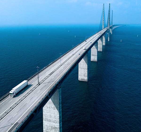 VITAIRA-Lkw auf der Öresund-Brücke über dem tiefblauen Meer – Partnerschaft, Vernetzung und nachhaltiger Erfolg